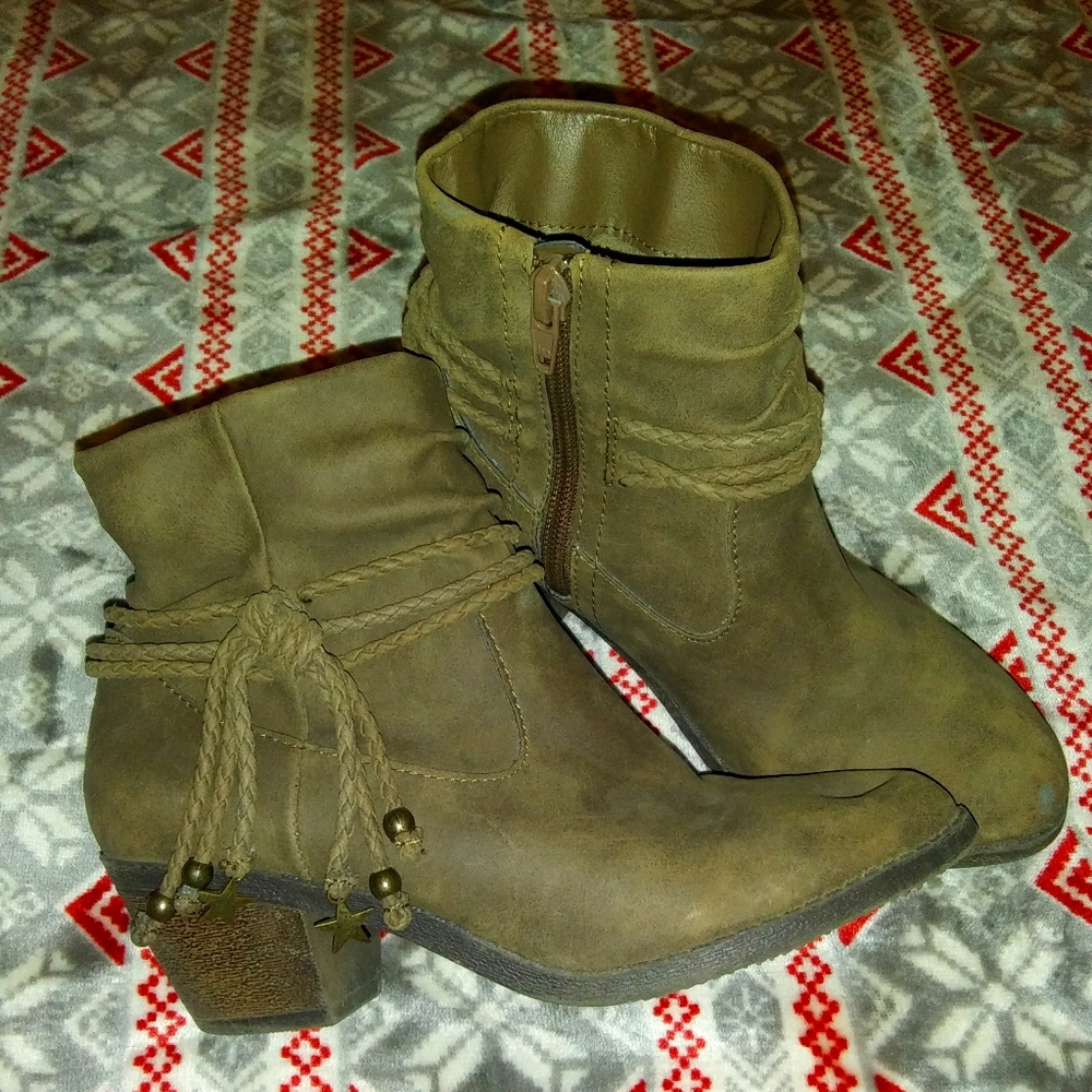 Girls brown ankle boots size 2
